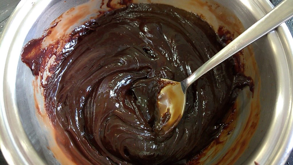 Chocolate CiaoCarb Protochoc derretido para incorporar a la receta LowCarb de Helado Muerte por Chocolate