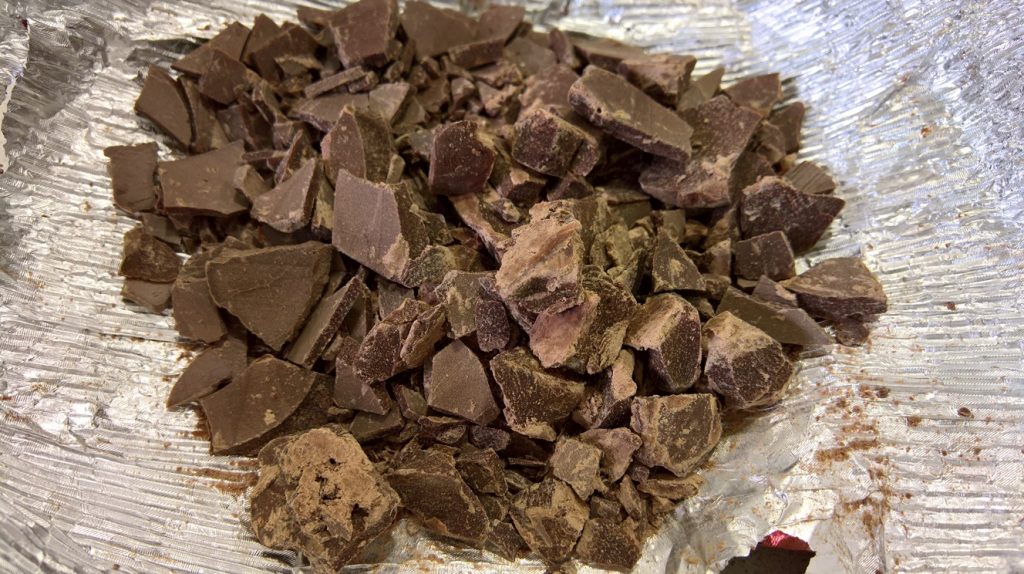 Huevo Protochoc roto para incorporar como tropezones a la mezcla de la receta LowCarb de helado Muerte por Chocolate lista para congelar