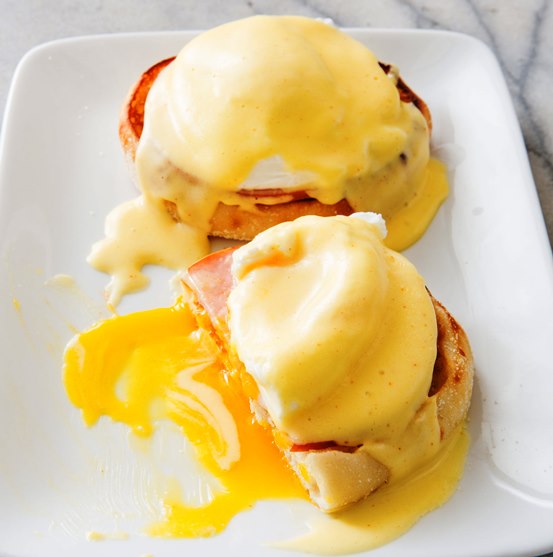 Receta Original de Eggs Benedict con English Muffin